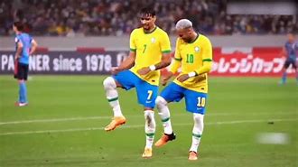 九游体育官网入口-詹姆斯观看布朗尼高四之夜